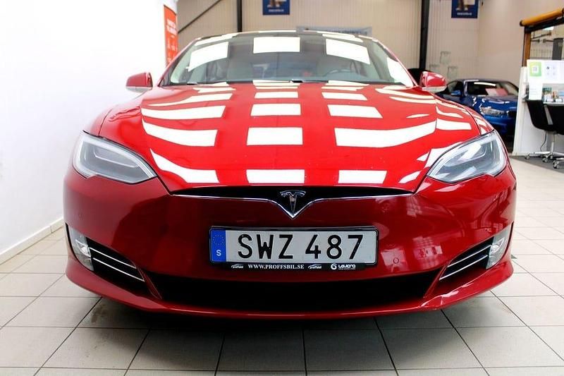 Begagnad Tesla Model S 386 kW (525 HK) 2018 Röd Halvkombi