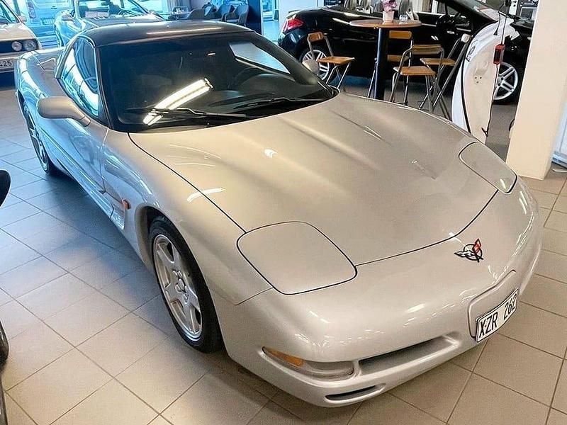 Begagnad Chevrolet Corvette 345 HK (253 kW) 1998 Silver Sportkupé
