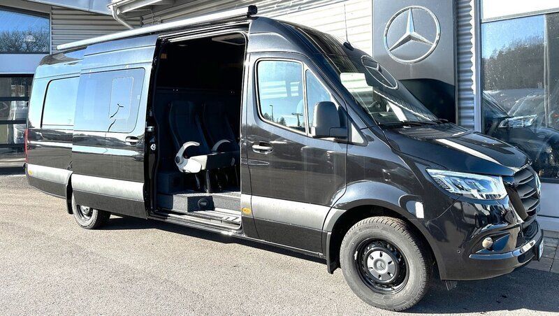 Svart (obsidiansvart metallic) Begagnad 2023 Mercedes Sprinter Van | 1 178 750 kr - Bild 1/4