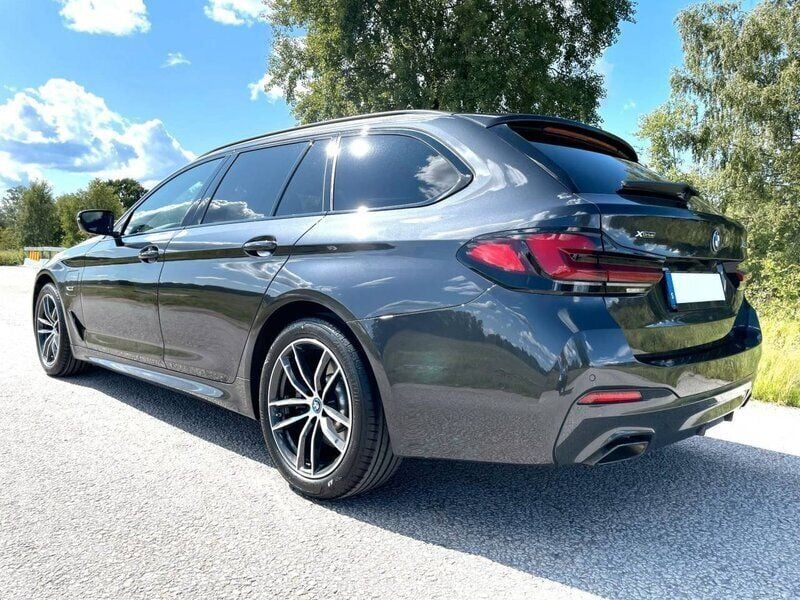 Begagnad BMW 530e M Sport 293 HK (215 kW) 2023 Mörk grå sophistogrå brillanteffekt metallic Kombi