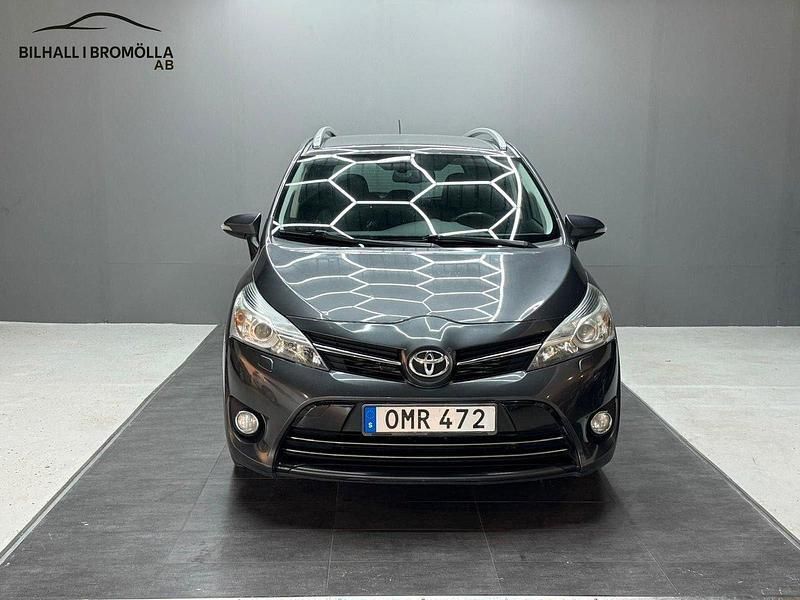 Mörkgrå (grå) Begagnad 2014 Toyota Verso Edition Minibuss | 89 900 kr (Marknadspris) - Bild 1/4