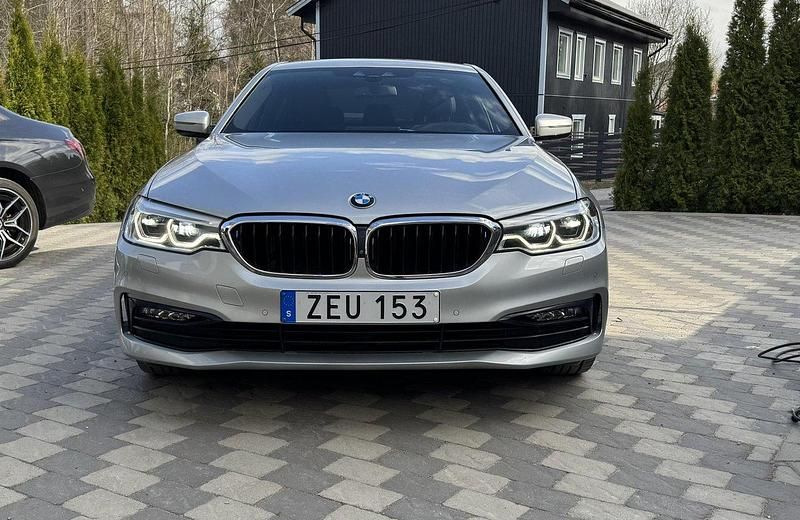 Silver Begagnad 2018 BMW 530e Sport Line Sedan | 219 900 kr (Bra pris) - Bild 1/4