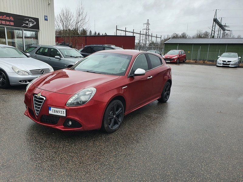Röd Begagnad 2011 Alfa Romeo Giulietta Distinctive Halvkombi | 51 900 kr - Bild 1/4
