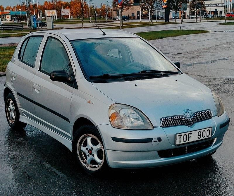 Silver Begagnad 2003 Toyota Yaris Halvkombi | 18 000 kr (Marknadspris) - Bild 1/4
