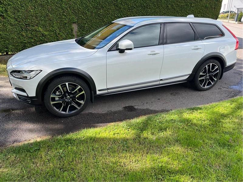 Vit Begagnad 2020 Volvo V90 CC Momentum Kombi | 385 000 kr (Bra pris) - Bild 1/4
