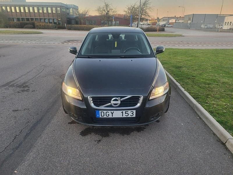 Begagnad Volvo V50 Momentum 136 HK (100 kW) 2009 Grå Kombi