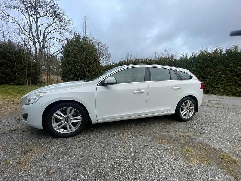 Begagnad 2013 Volvo V60 Kombi | 72 000 kr (Marknadspris) - Bild 1/4