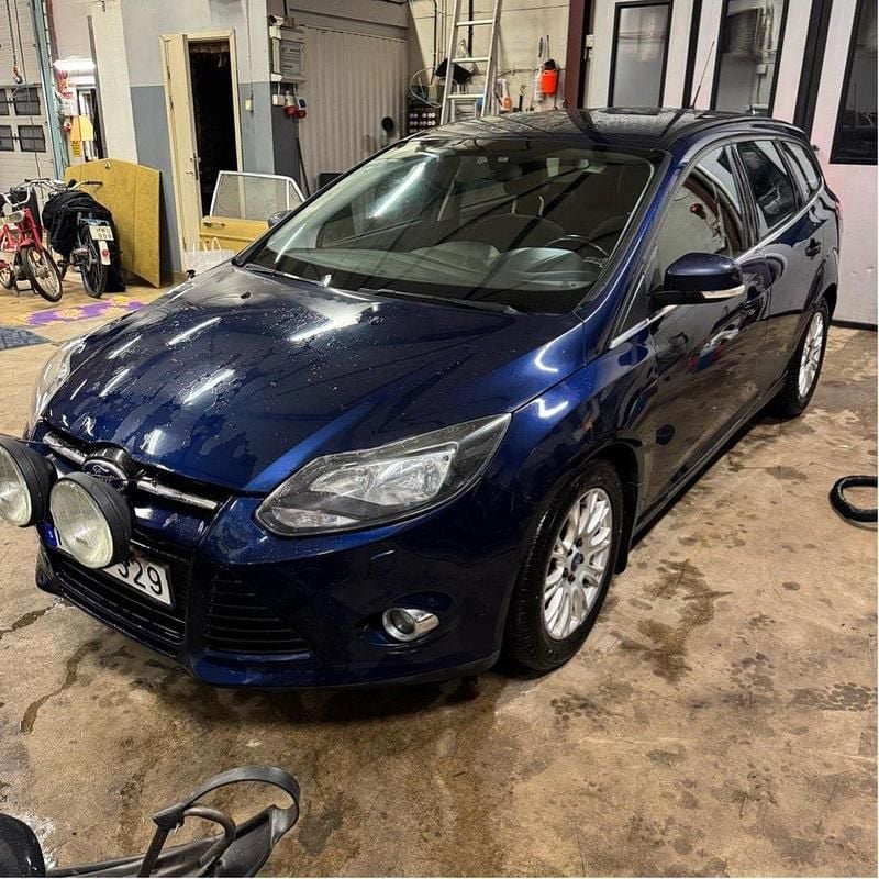 Blå Begagnad 2012 Ford Focus Titanium Kombi | 45 000 kr (Marknadspris) - Bild 1/4