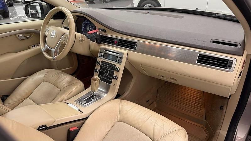 Begagnad Volvo V70 Momentum 175 HK (128 kW) 2010 Grå Kombi