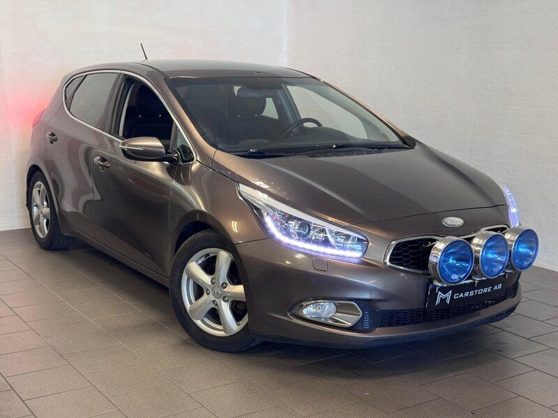 Ljusbrun (brun) Begagnad 2014 Kia Ceed Comfort Halvkombi | 59 900 kr (Bra pris) - Bild 1/4