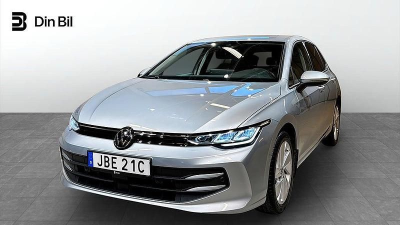 Silver Begagnad 2025 VW Golf VIII Comfortline Halvkombi | 304 900 kr (Bra pris) - Bild 1/4