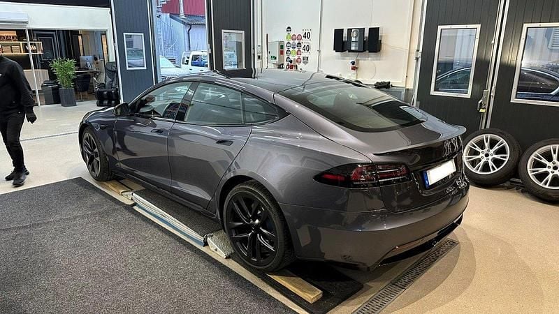 Grå Begagnad 2023 Tesla Model S Plaid Halvkombi | 849 900 kr (Lite dyr) - Bild 1/1