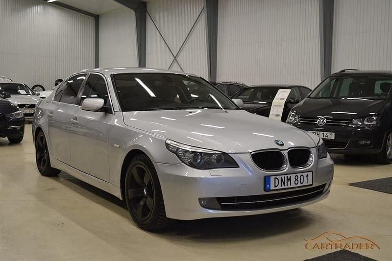 Grå Begagnad 2008 BMW 520 Sedan | 64 900 kr (Marknadspris) - Bild 1/4