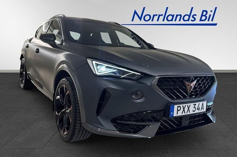 Grå (magnetic tech grey matt ) Begagnad 2024 Cupra Formentor VZ SUV | 345 000 kr (Marknadspris) - Bild 1/4