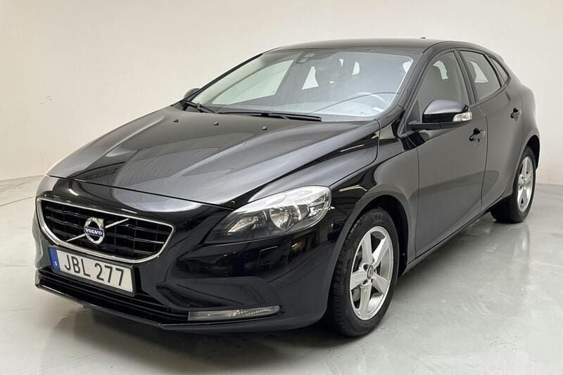 Svart Begagnad 2016 Volvo V40 Kinetic Kombi | 124 900 kr (Marknadspris) - Bild 1/4