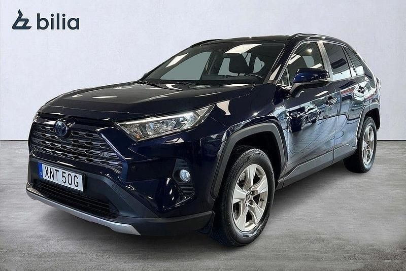 Mörkblå Begagnad 2019 Toyota RAV4 Hybrid Active SUV | 269 900 kr (Bra pris) - Bild 1/3