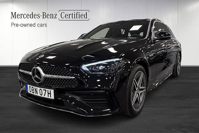 Svart Begagnad 2024 Mercedes C300e AMG Kombi | 539 000 kr (Marknadspris) - Bild 1/4