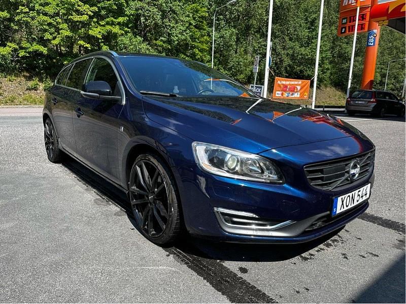 Blå Begagnad 2015 Volvo V60 Momentum Kombi | 109 000 kr (Marknadspris) - Bild 1/4