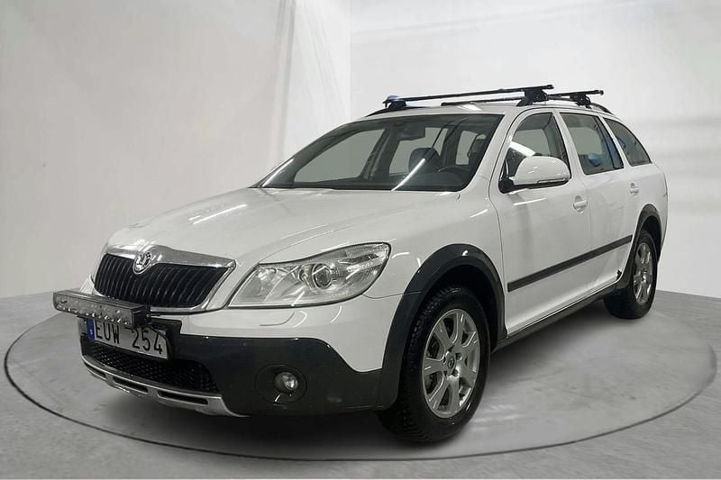 Vit Begagnad 2013 Skoda Octavia Scout Kombi | 39 000 kr (Marknadspris) - Bild 1/4
