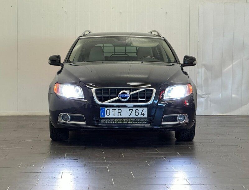 Svart Begagnad 2011 Volvo V70 Summum Kombi | 110 000 kr (Marknadspris) - Bild 1/4