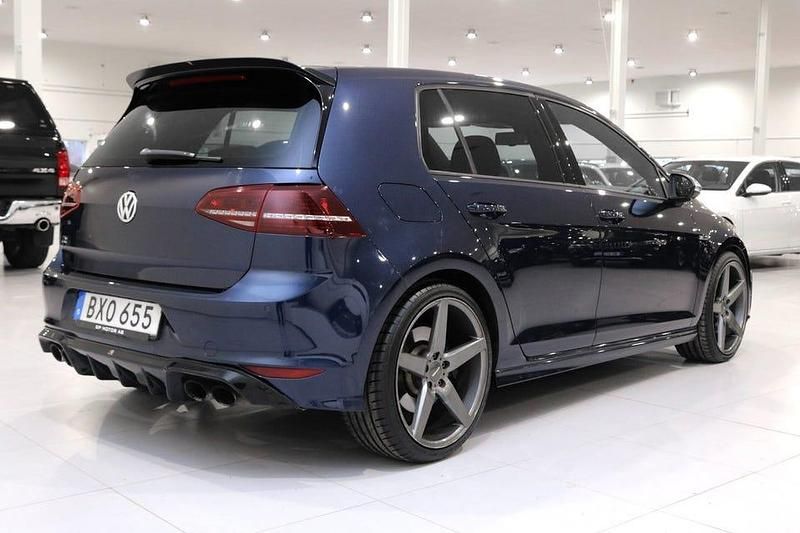Begagnad VW Golf VII R 301 HK (221 kW) 2014 Mörkblå Halvkombi
