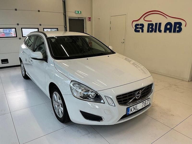 Vit Begagnad 2011 Volvo V60 Momentum Kombi | 114 900 kr (Marknadspris) - Bild 1/4