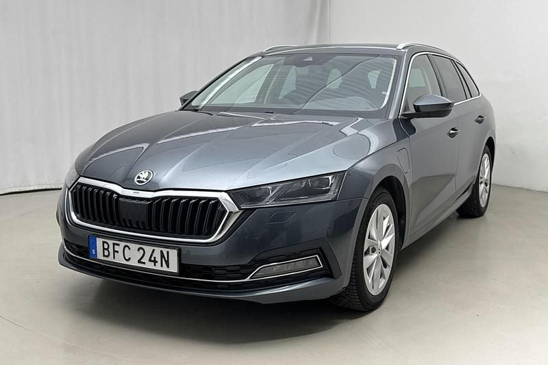 Grå Begagnad 2021 Skoda Octavia Business Line Kombi | 214 900 kr (Bra pris) - Bild 1/4
