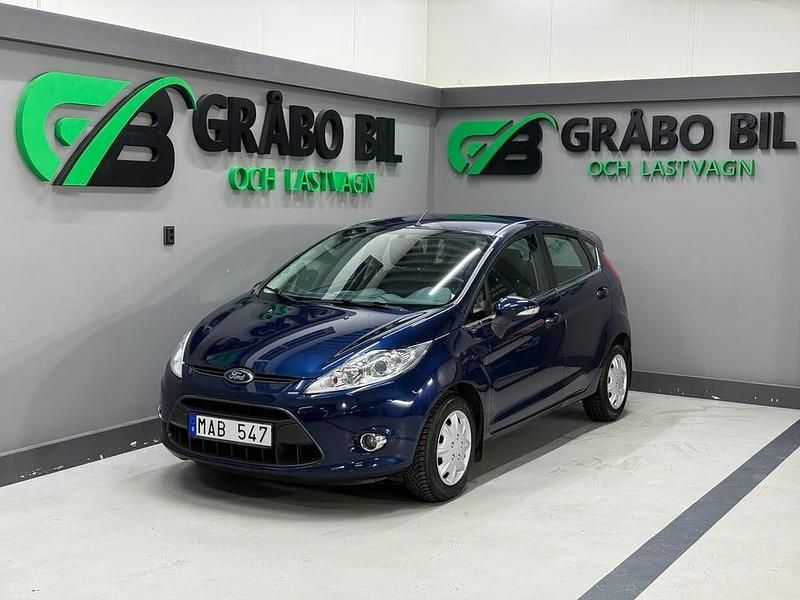 Blå Begagnad 2011 Ford Fiesta Titanium Halvkombi | 49 900 kr (Lite dyr) - Bild 1/4