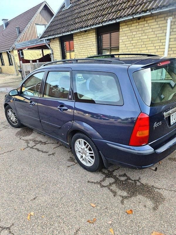 Blå Begagnad 2003 Ford Focus Kombi | 19 900 kr (Marknadspris) - Bild 1/4