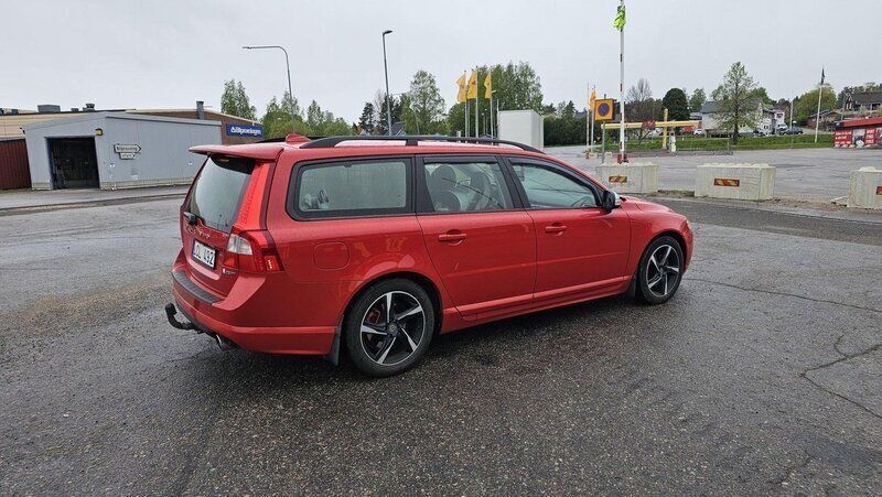 Röd Begagnad 2011 Volvo V70 Kombi | 100 000 kr (Marknadspris) - Bild 1/4