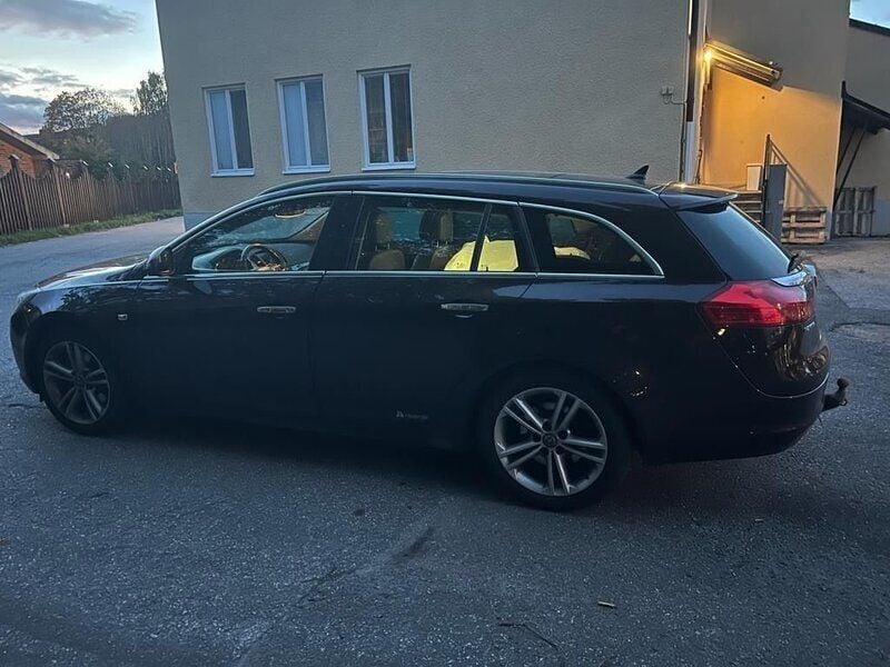 Begagnad Opel Insignia Cosmo 161 HK (118 kW) 2013 Brun Kombi