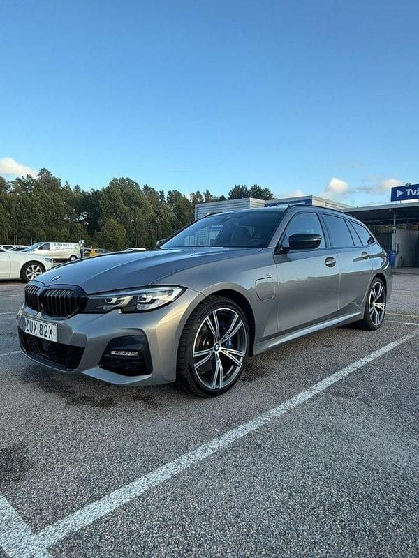 Grå Begagnad 2021 BMW 330e M Sport Kombi | 305 000 kr (Lite dyr) - Bild 1/4