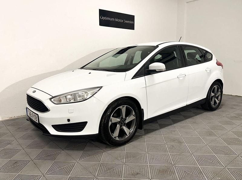 Vit Begagnad 2017 Ford Focus Trend Halvkombi | 97 900 kr (Marknadspris) - Bild 1/4