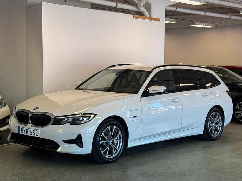 Vit Begagnad 2022 BMW 330 Sport Line Kombi | 289 900 kr (Dyr) - Bild 1/4