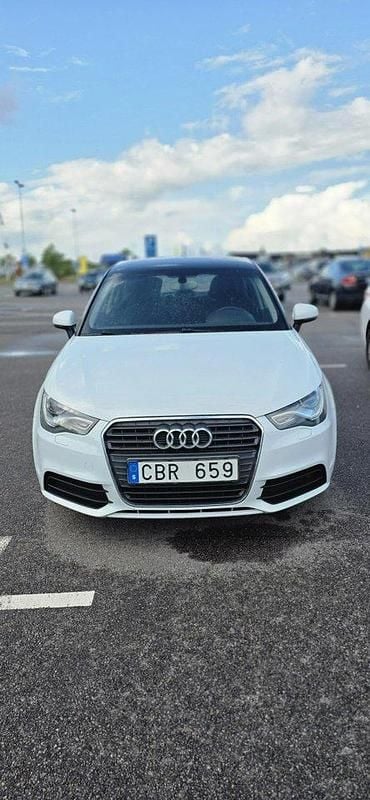Vit Begagnad 2014 Audi A1 Sportback Sport Halvkombi | 89 990 kr (Marknadspris) - Bild 1/4