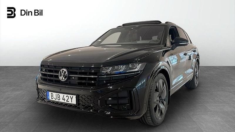 Svart (grenadilla black metallic) Ny 2025 VW Touareg R-line SUV | 1 036 000 kr (Dyr) - Bild 1/4