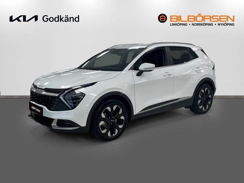 /hw2/ deluxe white m Begagnad 2025 Kia Sportage Advance SUV | 429 900 kr (Marknadspris) - Bild 1/4