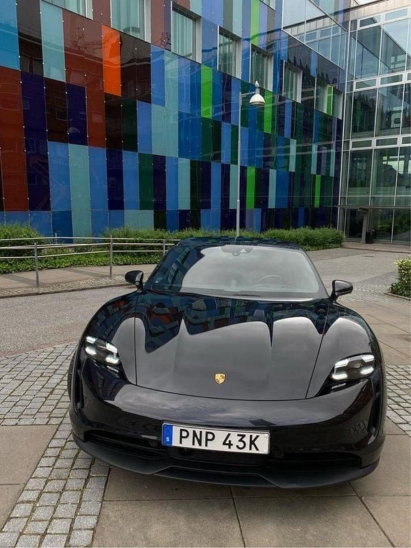 Svart Begagnad 2021 Porsche Taycan 4S Sedan | 660 000 kr (Marknadspris) - Bild 1/4