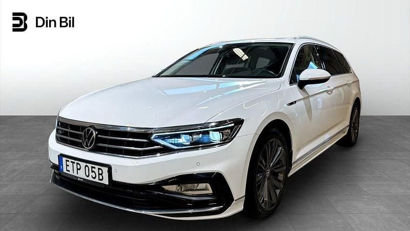 Vit Begagnad 2021 VW Passat R-line Kombi | 309 900 kr (Marknadspris) - Bild 1/4