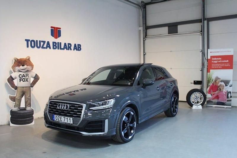 Grå Begagnad 2017 Audi Q2 S-Line SUV | 229 900 kr (Marknadspris) - Bild 1/4