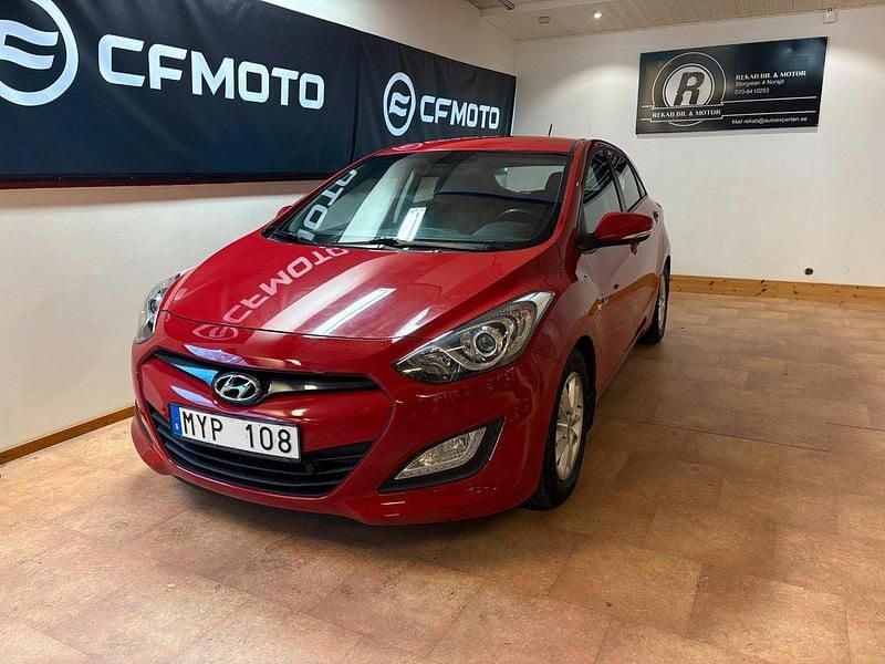 Röd Begagnad 2013 Hyundai i30 Halvkombi | 104 900 kr (Marknadspris) - Bild 1/4