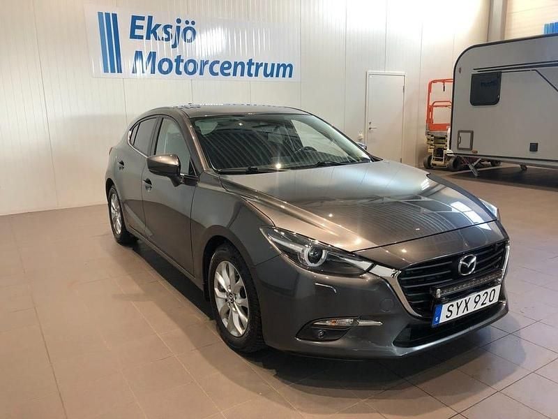 Grå Begagnad 2017 Mazda 3 Inclusive Halvkombi | 144 900 kr (Marknadspris) - Bild 1/4