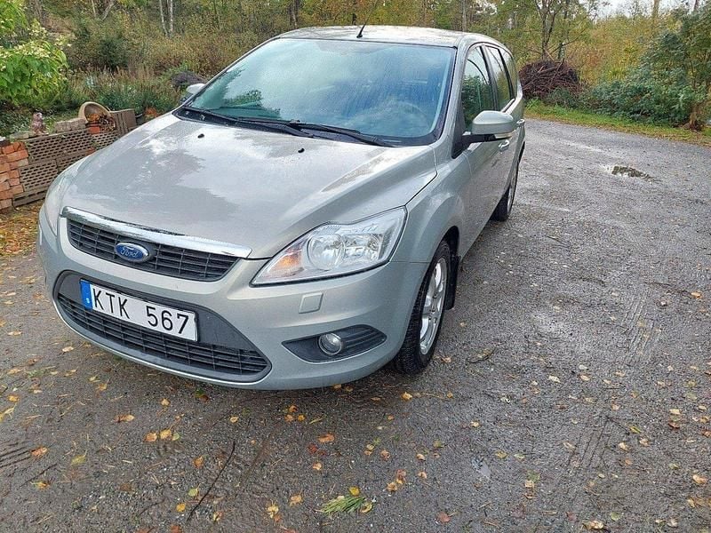 Grå Begagnad 2010 Ford Focus Platinum Kombi | 19 000 kr (Marknadspris) - Bild 1/4