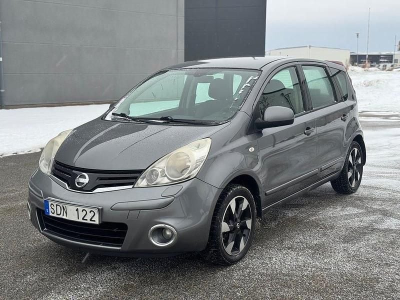 Grå Begagnad 2013 Nissan Note | 34 500 kr (Marknadspris) - Bild 1/4