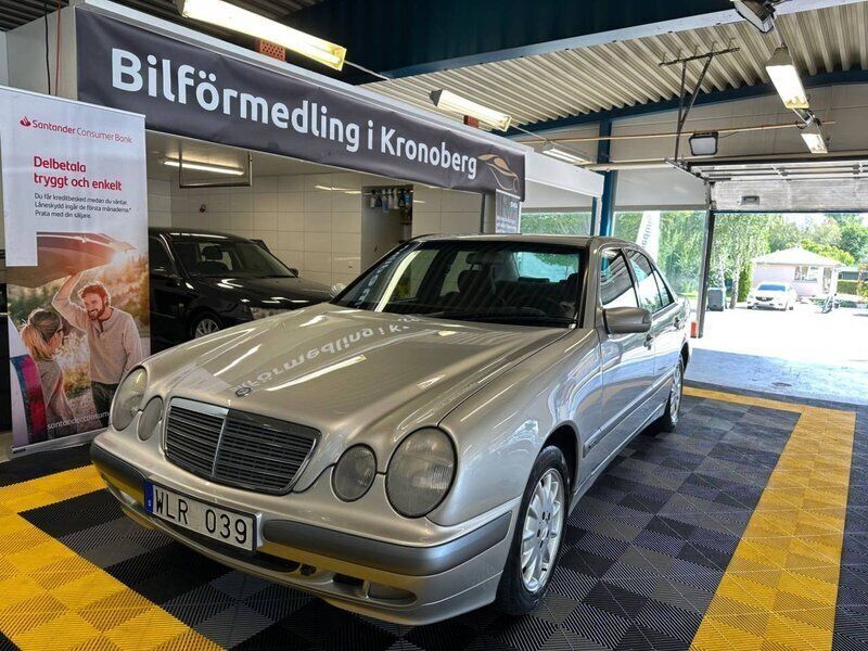 Ljusgrå Begagnad 2001 Mercedes E240 Sedan | 64 900 kr - Bild 1/4