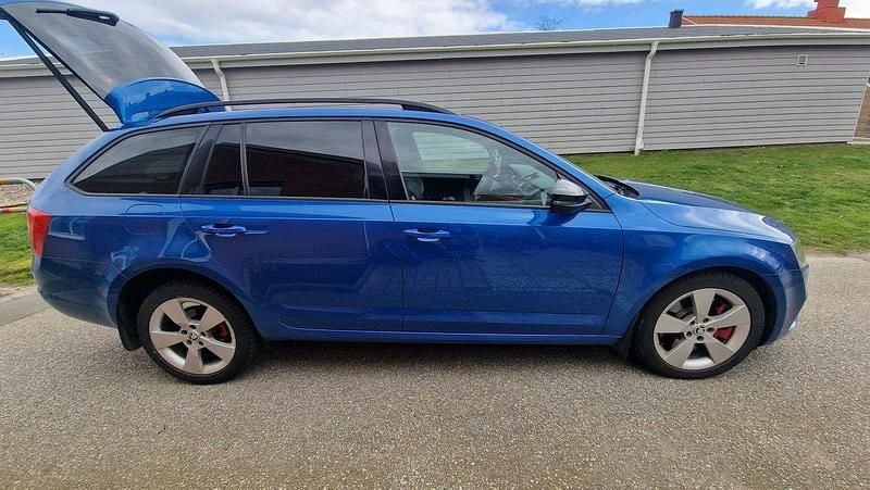 Blå Begagnad 2016 Skoda Octavia RS Kombi | 159 900 kr (Marknadspris) - Bild 1/4