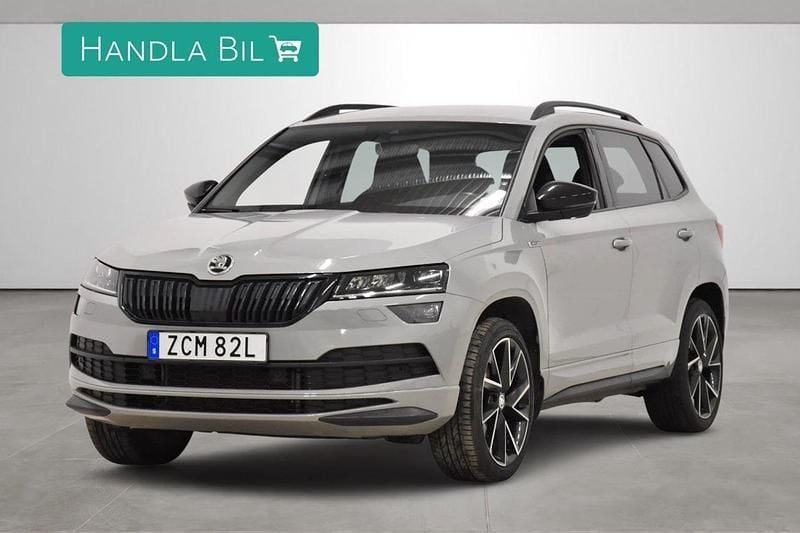 Grå Begagnad 2019 Skoda Karoq SportLine SUV | 309 900 kr (Marknadspris) - Bild 1/4