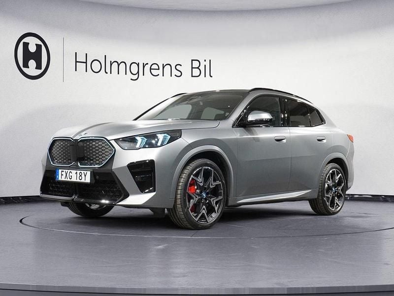 Grå/silver Begagnad 2024 BMW iX2 M Sport SUV | 729 500 kr - Bild 1/4