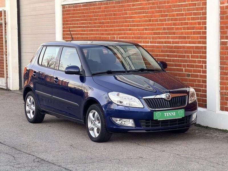 Blå Begagnad 2013 Skoda Fabia Elegance | 77 900 kr (Lite dyr) - Bild 1/4