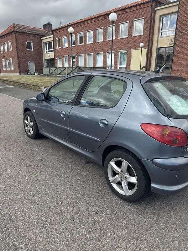 Grå Begagnad 2006 Peugeot 206 Halvkombi | 15 000 kr (Bra pris) - Bild 1/2
